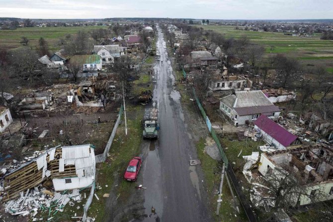 Rus Ordusu, Andriivka Köyünü ‘Çocuk Ve Kadın Var’ Yazılarına Rağmen Bombaladı