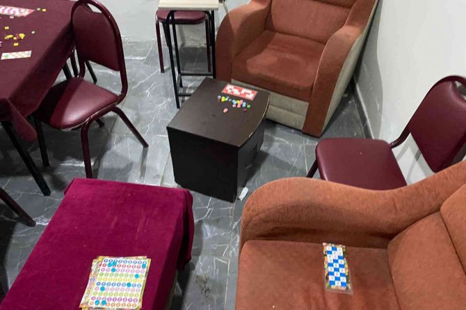 Camları Gazete Kağıtları İle Kapattılar Jandarmanın Dikkatinden Kaçamadılar