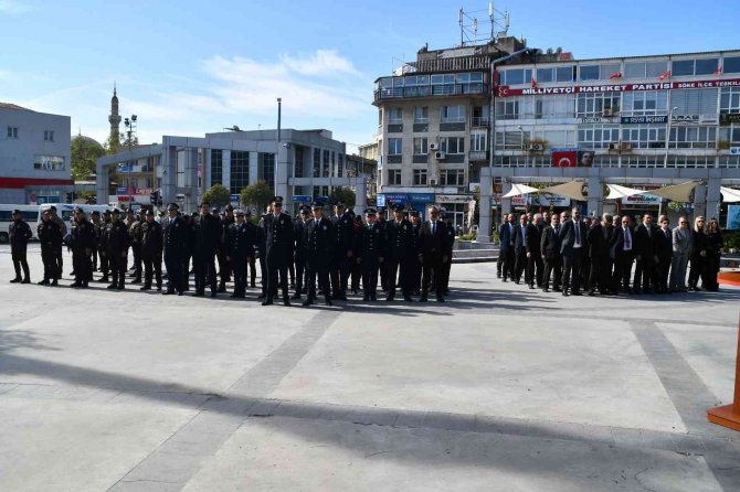 Söke’de Polis Atatürk Anıtı’na Çelenk Sundu