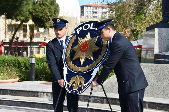 Söke’de Polis Atatürk Anıtı’na Çelenk Sundu