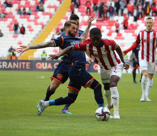 Spor Toto Süper Lig: Sivasspor: 0 - Medipol Başakşehir: 1 (İ̇lk Yarı)