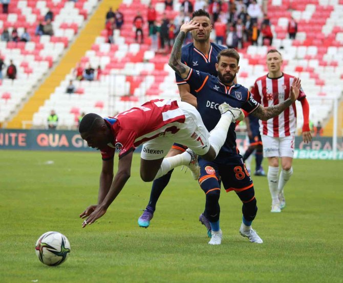 Spor Toto Süper Lig: Sivasspor: 0 - Medipol Başakşehir: 1 (İ̇lk Yarı)