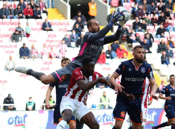 Spor Toto Süper Lig: Sivasspor: 0 - Medipol Başakşehir: 1 (İ̇lk Yarı)