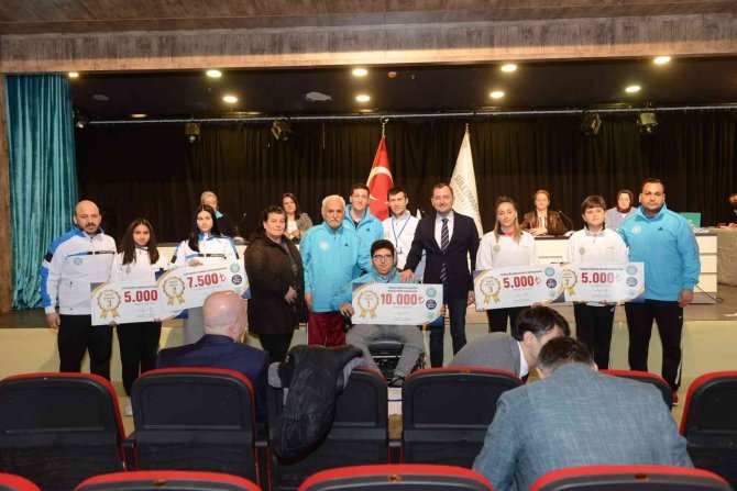 Şampiyonlara Binlerce Lira Ödül