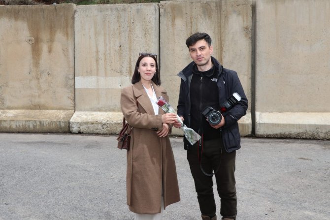 Müdür Gür, Polislere Gül Takdim Etti