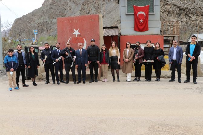 Müdür Gür, Polislere Gül Takdim Etti