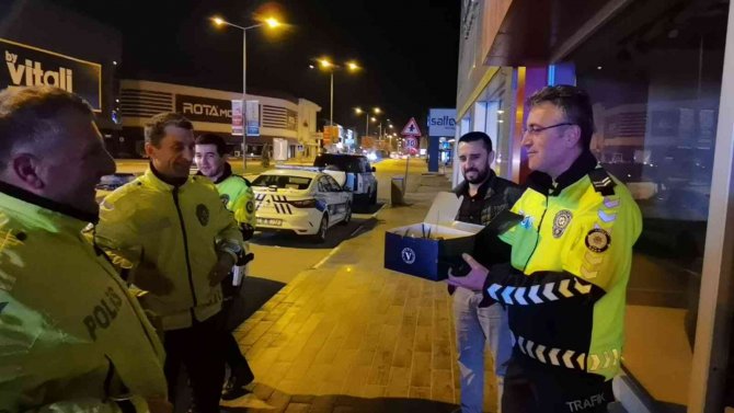 Uygulama Yapan Polis Ekiplerine Vatandaştan Şaşırtan Sürpriz