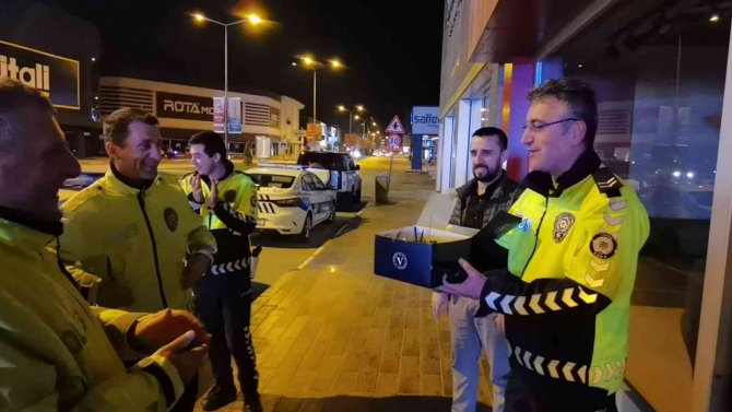 Uygulama Yapan Polis Ekiplerine Vatandaştan Şaşırtan Sürpriz
