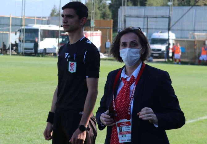 Profesyonel Maçta Kadın Saha Komiserine Büyük Saygısızlık