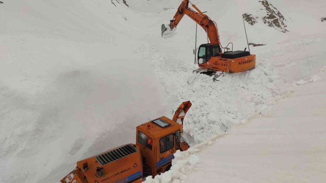 Kar Kalınlığı 6 Metreyi Buldu, Ekipler Yolu Bulmakta Güçlük Çekiyor