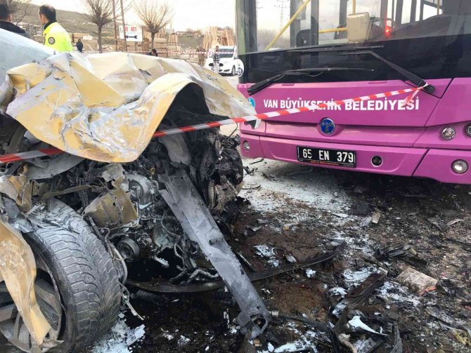 Van’da Trafik Kazası: 1 Ölü, 1 Yaralı