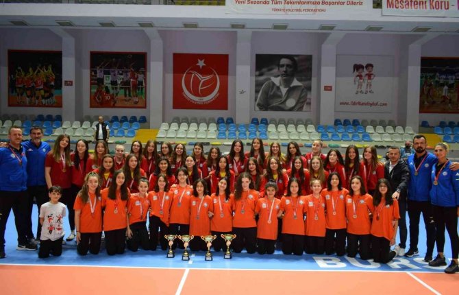 Nilüferli Şampiyonlar Kupalarını Aldı