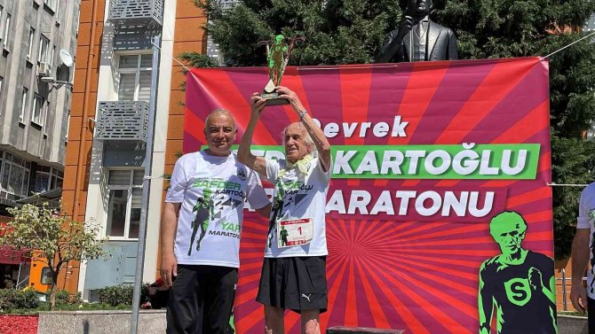 Maratonda Kazanan Sporcular Ödüllerin Sahibi Oldu
