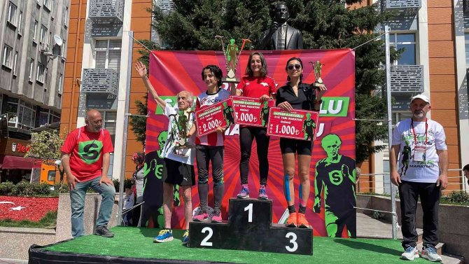 Maratonda Kazanan Sporcular Ödüllerin Sahibi Oldu