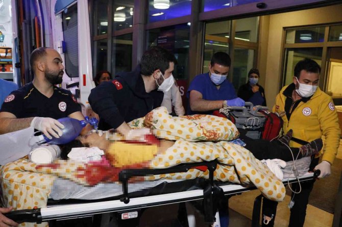 Boşanma Aşamasındaki Karısını Defalarca Bıçaklayarak Öldürdü