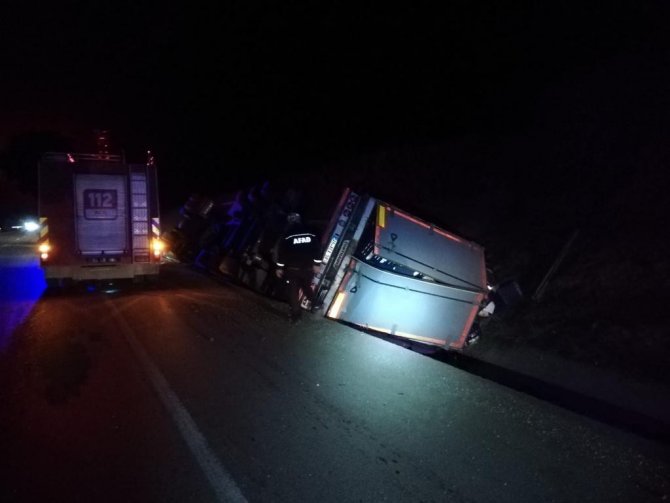Sebze Yüklü Tır Devrildi, Sürücüsü Yaralandı