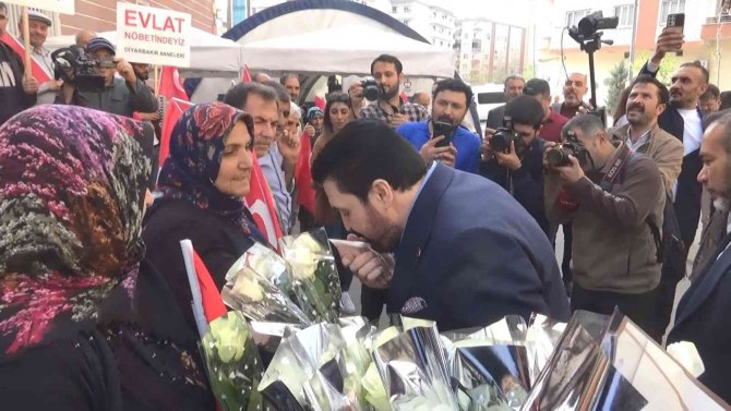 Ağrı Belediye Başkanı Sayan, Evlat Nöbetindeki Ailelerle Bir Araya Geldi