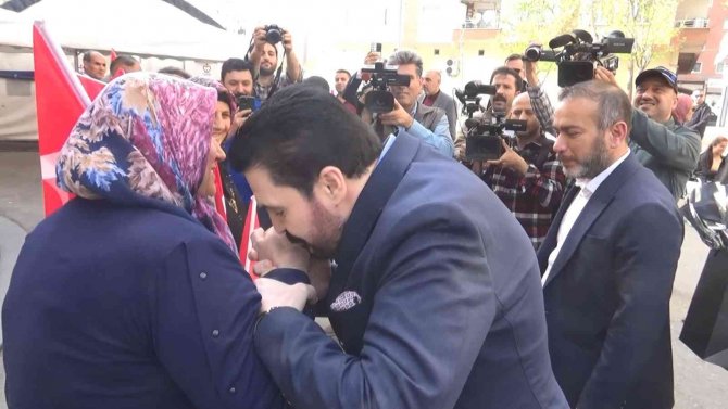 Ağrı Belediye Başkanı Sayan, Evlat Nöbetindeki Ailelerle Bir Araya Geldi