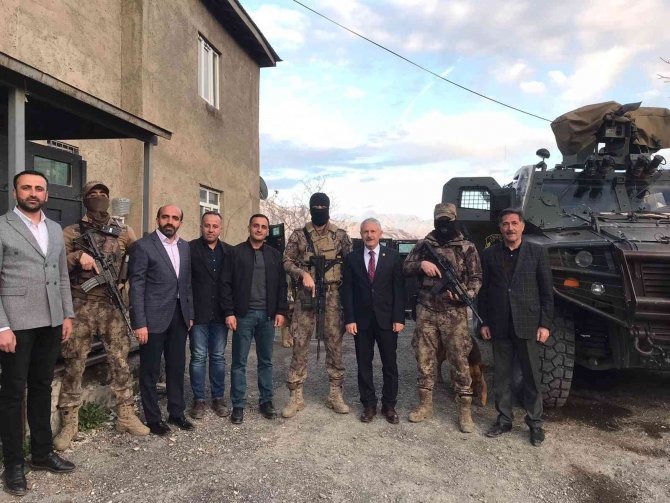 Başkan Özbek, Polis Noktasında İftarını Açtı