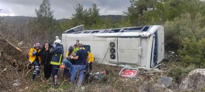 Antalya’da Tur Midibüsü Devrildi: 7 Turist Yaralı