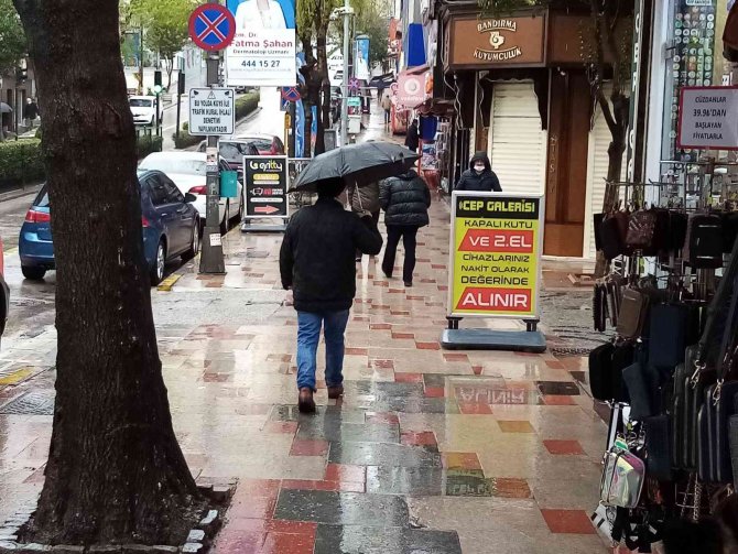 Bandırma’ Da Sağanak Yağış Etkili Oluyor