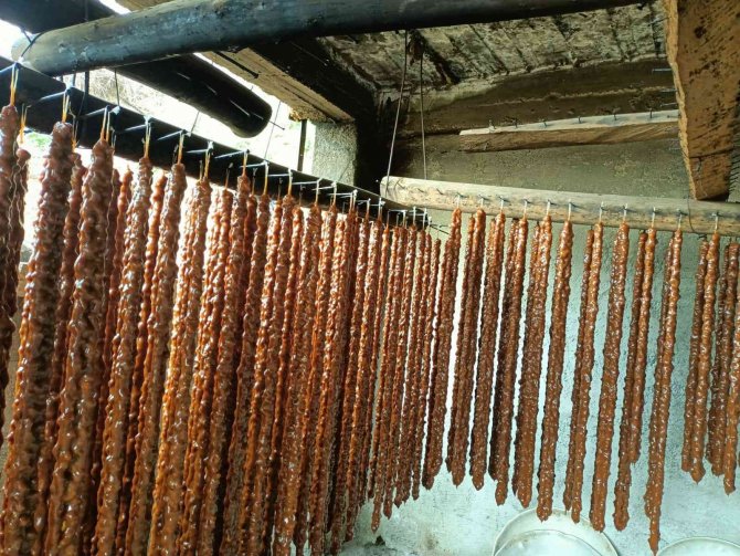 Yılda 500 Ton Üretilen Cevizli Sucuk Köylülerin Geçim Kaynağı