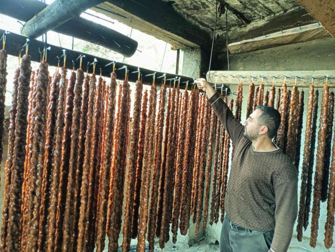 Yılda 500 Ton Üretilen Cevizli Sucuk Köylülerin Geçim Kaynağı