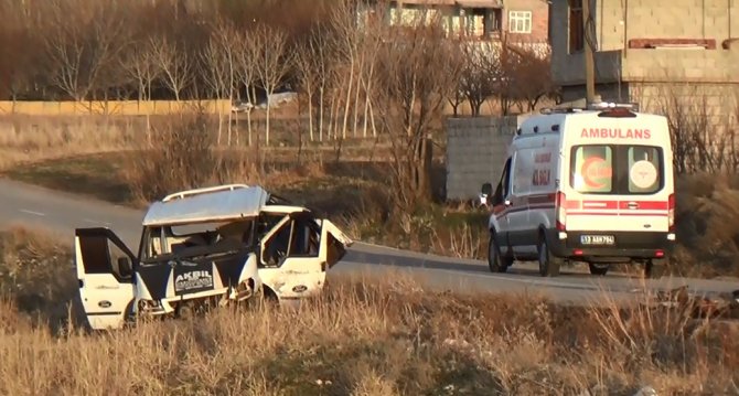 Bitlis’te Göçmenleri Taşıyan Minibüs Takla Attı: 4 Ölü, 25 Yaralı