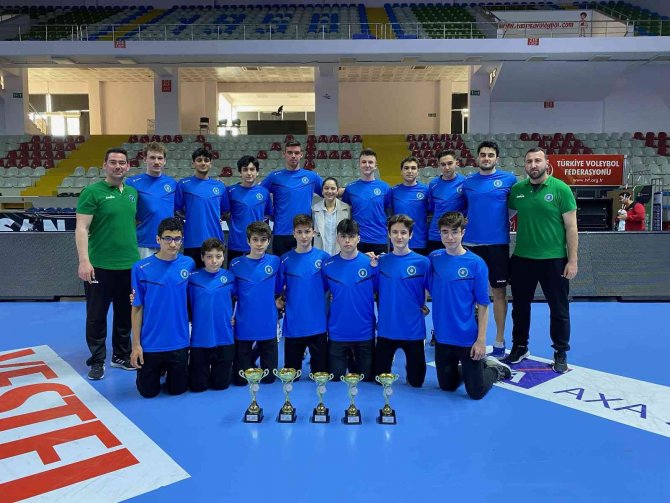 Bursa Büyükşehir Voleybol Takımları 5 Kupa Kazandı