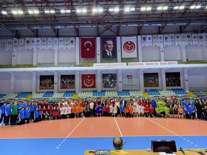 Bursa Büyükşehir Voleybol Takımları 5 Kupa Kazandı