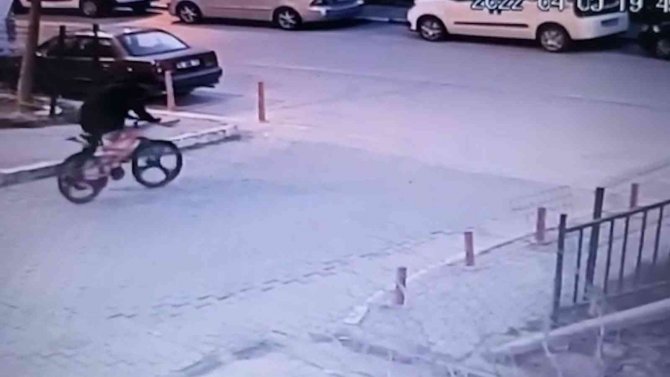 Bursa’da Bir Hafta Arayla 2 Bisiklet Çalan Hırsız Kameraya Yakalandı