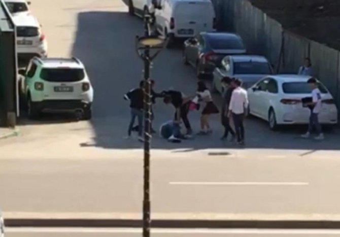 Gençlerin Yumruklu Kavgası Kamerada