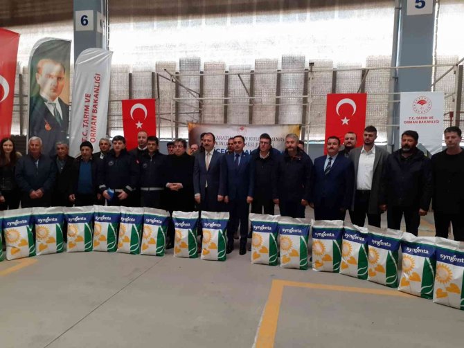 Biga’da Üreticilere Ayçiçeği Tohumu Dağıtıldı