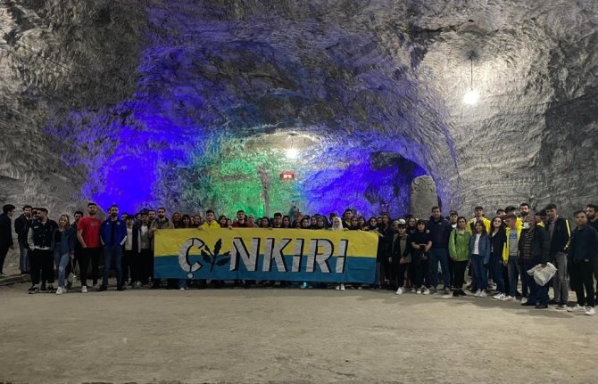 Üniversite Öğrencileri, Yerin 150 Metre Altındaki Tuz Mağarasını Keşfetti