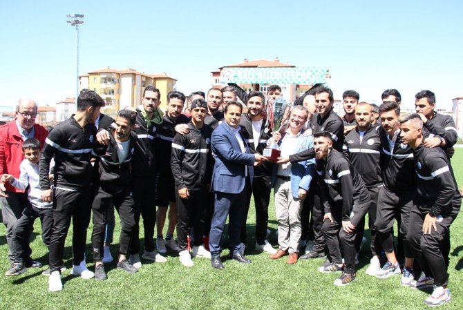Şampiyon Kale Belediyespor Kupasını Kaldırdı
