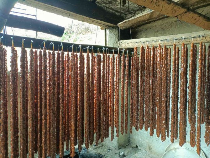 Yılda 500 Ton Üretilen Cevizli Sucuk Köylülerin Geçim Kaynağı