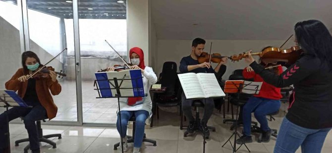 Düzce’de Geleceğin Keman Virtüözleri Yetişiyor