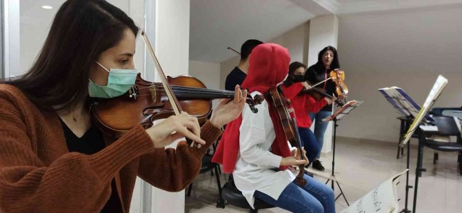 Düzce’de Geleceğin Keman Virtüözleri Yetişiyor
