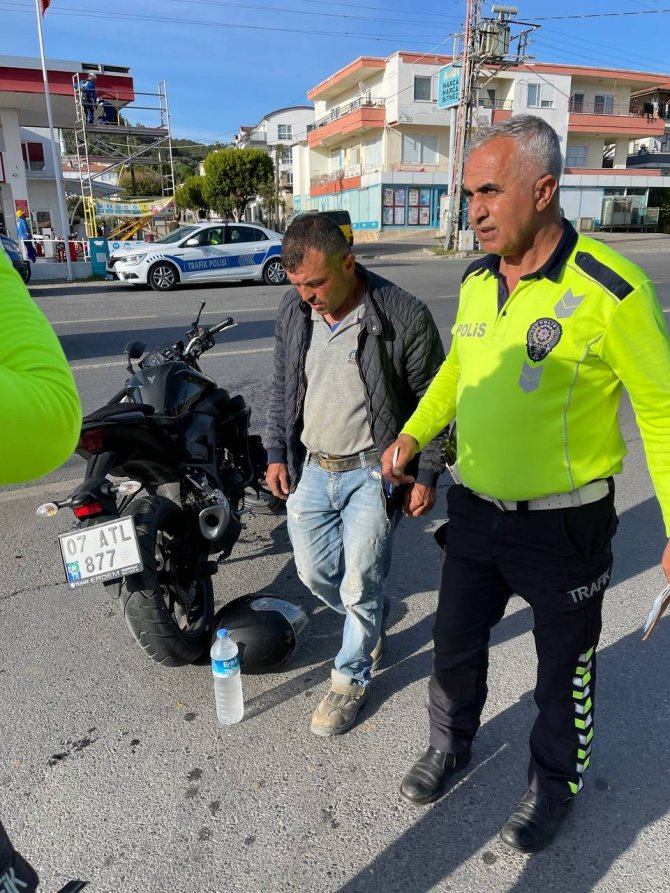 Motosiklet Sürücüsünün Ölümden Döndüğü Anlar Güvenlik Kamerasına Yansıdı