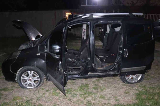 Polis Uyuşturucuyla Kaçan Şüphelileri Lastiklerine Ateş Açarak Durdurdu