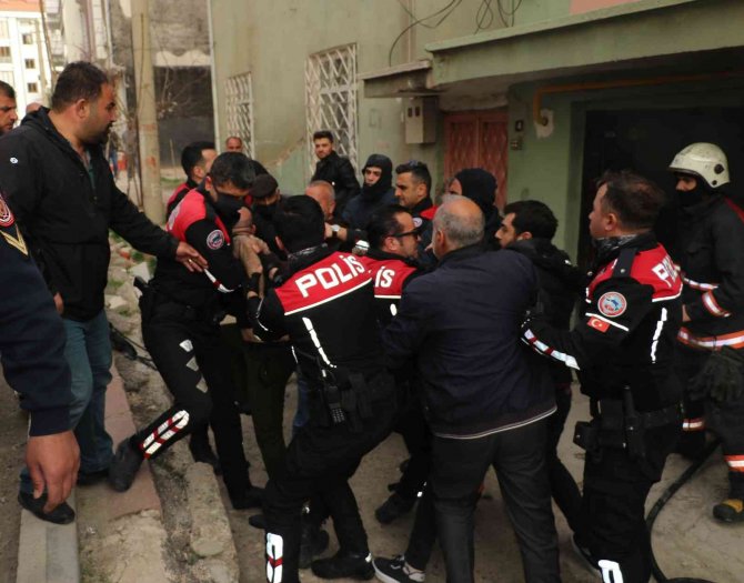 Elazığ’da Ev Yangını: 6 Kişi İtfaiye Tarafından Kurtarıldı