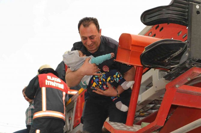 Elazığ’da Ev Yangını: 6 Kişi İtfaiye Tarafından Kurtarıldı