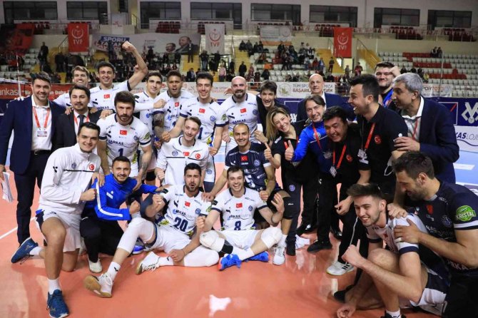 Erkekler Axa Kupa Voley’de İlk Finalist Arkas Spor