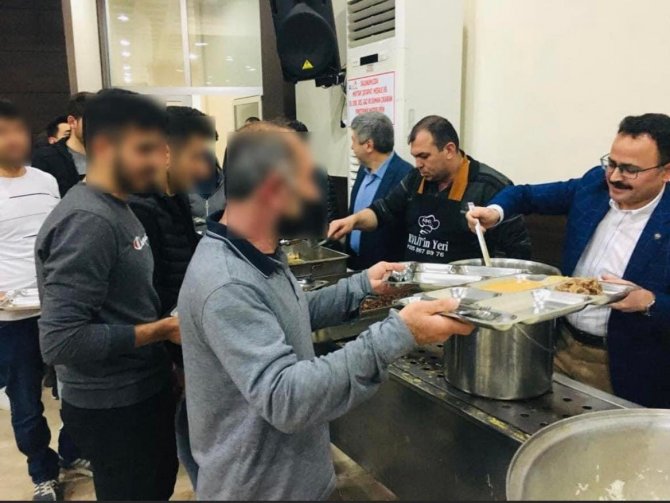 Gediz Kaymakamı Hakan Alkan İftar Çadırında Vatandaşlara Yemek Dağıttı