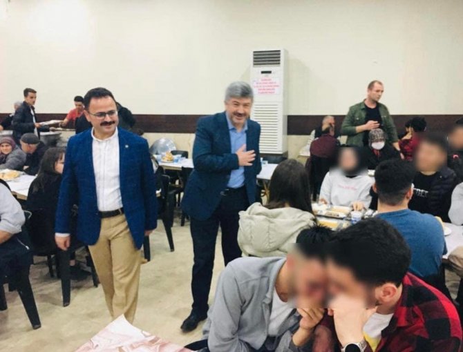 Gediz Kaymakamı Hakan Alkan İftar Çadırında Vatandaşlara Yemek Dağıttı