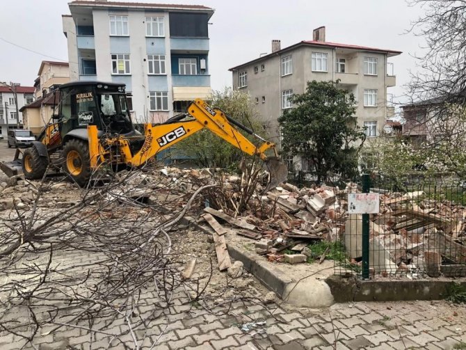 Gölcük’teki Metruk Binaların Yıkım Çalışmaları Devam Ediyor