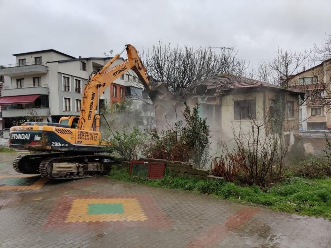 Gölcük’teki Metruk Binaların Yıkım Çalışmaları Devam Ediyor