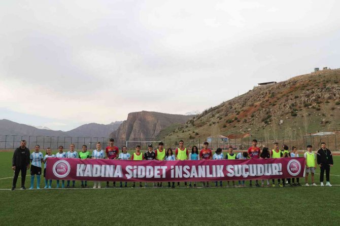 Kadın Futbolculardan “Şiddete Hayır”