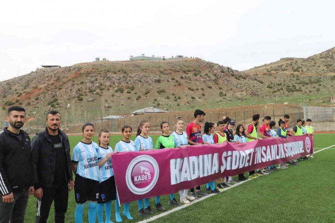 Kadın Futbolculardan “Şiddete Hayır”