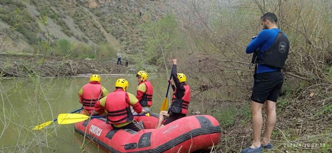 Zap Suyu’nda Rafting Yaparak Yarışmalara Hazırlanıyorlar